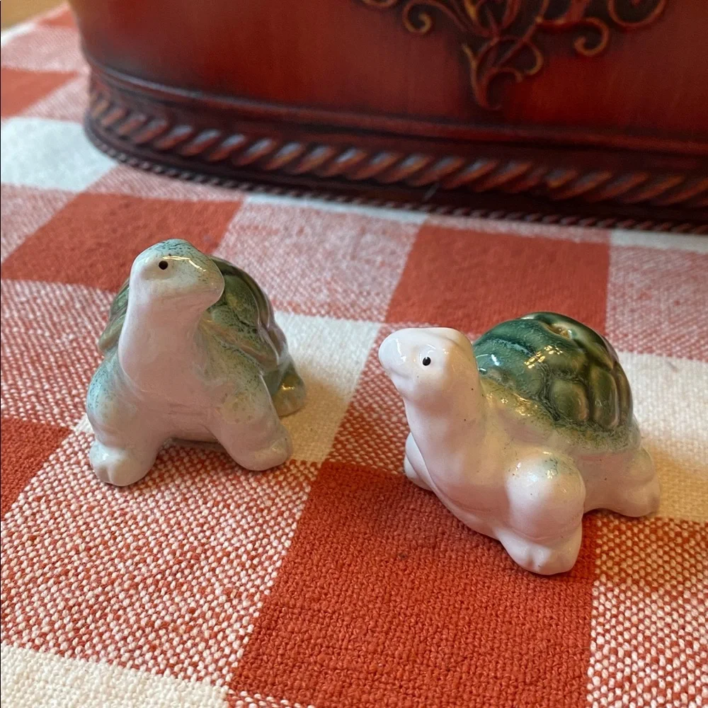 Vintage LIKE NEW Green White Turtle Salt & Pepper Shaker Set - Collector Item